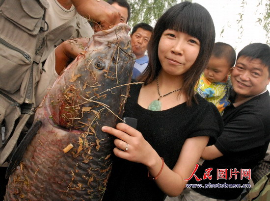 称几名钓鱼爱好者在云龙湖边钓上一条大青鱼,足足有1人多高,被市民以